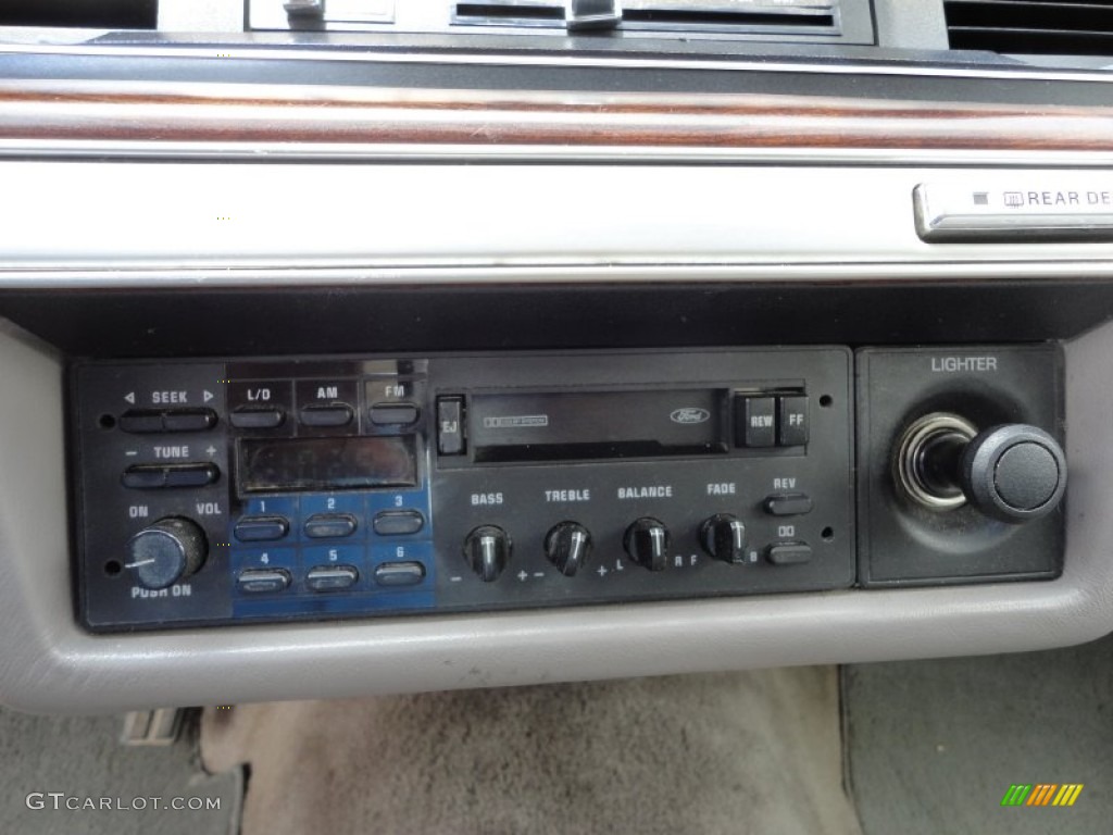 1990 Ford LTD Crown Victoria Standard LTD Crown Victoria Model Controls Photo #52633004