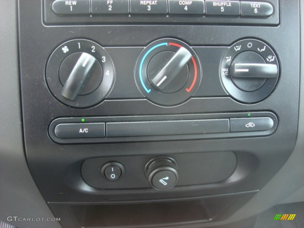 2004 F150 STX SuperCab 4x4 - Oxford White / Medium/Dark Flint photo #15
