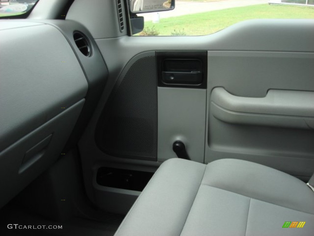 2004 F150 STX SuperCab 4x4 - Oxford White / Medium/Dark Flint photo #20