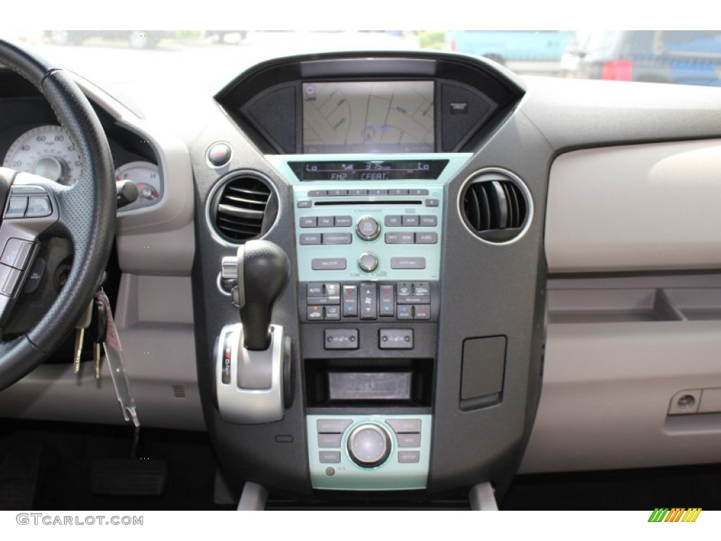 2010 Honda Pilot Touring 4WD Controls Photo #52636112
