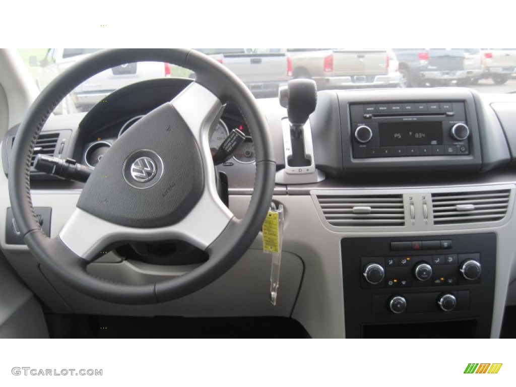 2010 Volkswagen Routan S Dashboard Photos