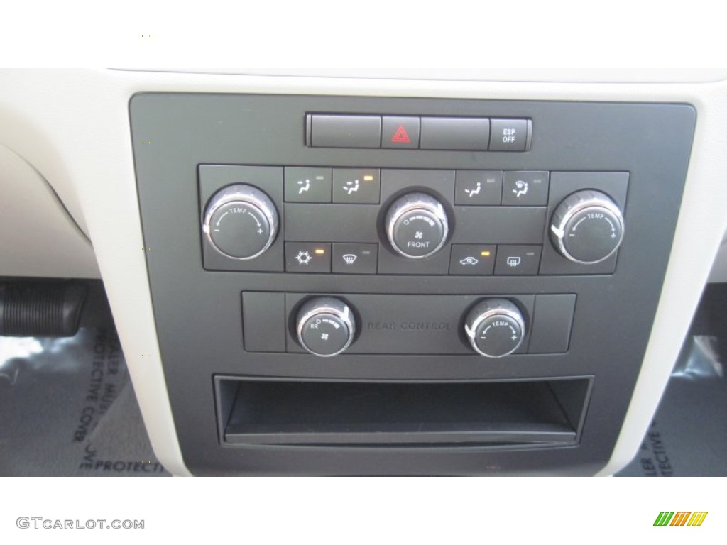 2010 Volkswagen Routan S Controls Photos