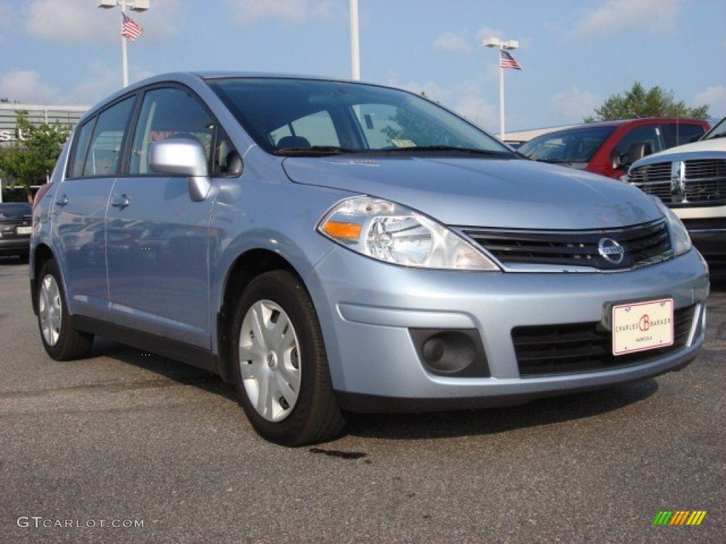 2010 Versa 1.8 S Hatchback - Arctic Blue Metallic / Charcoal photo #1