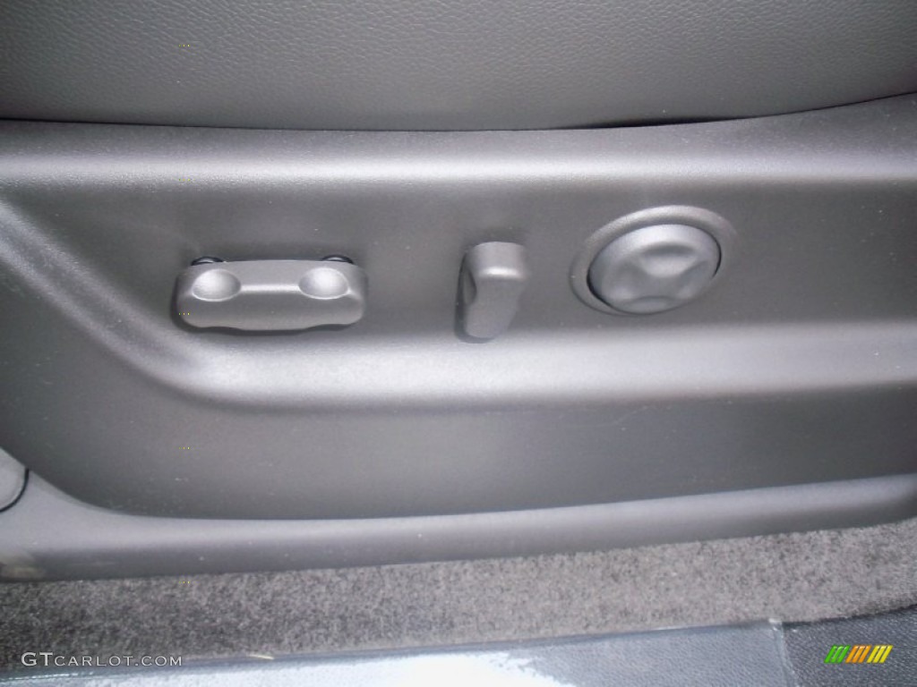 2011 Avalanche LTZ 4x4 - Black / Ebony photo #30