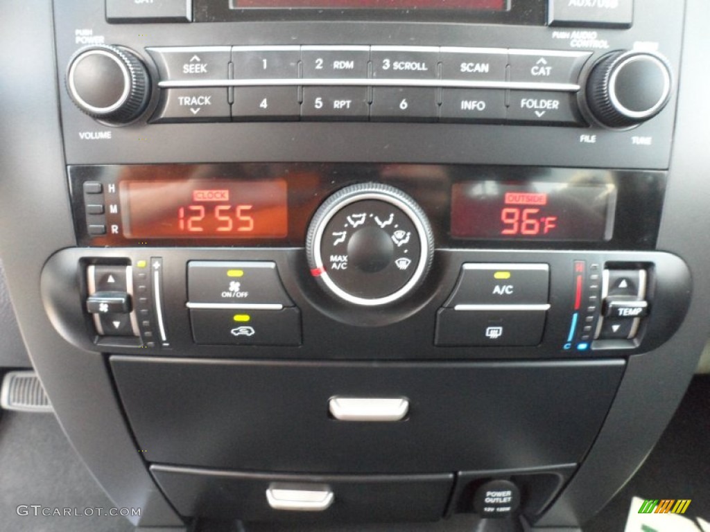 2009 Kia Borrego LX Controls Photo #52655261