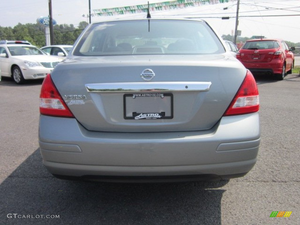 2010 Versa 1.8 S Sedan - Magnetic Gray Metallic / Charcoal photo #6