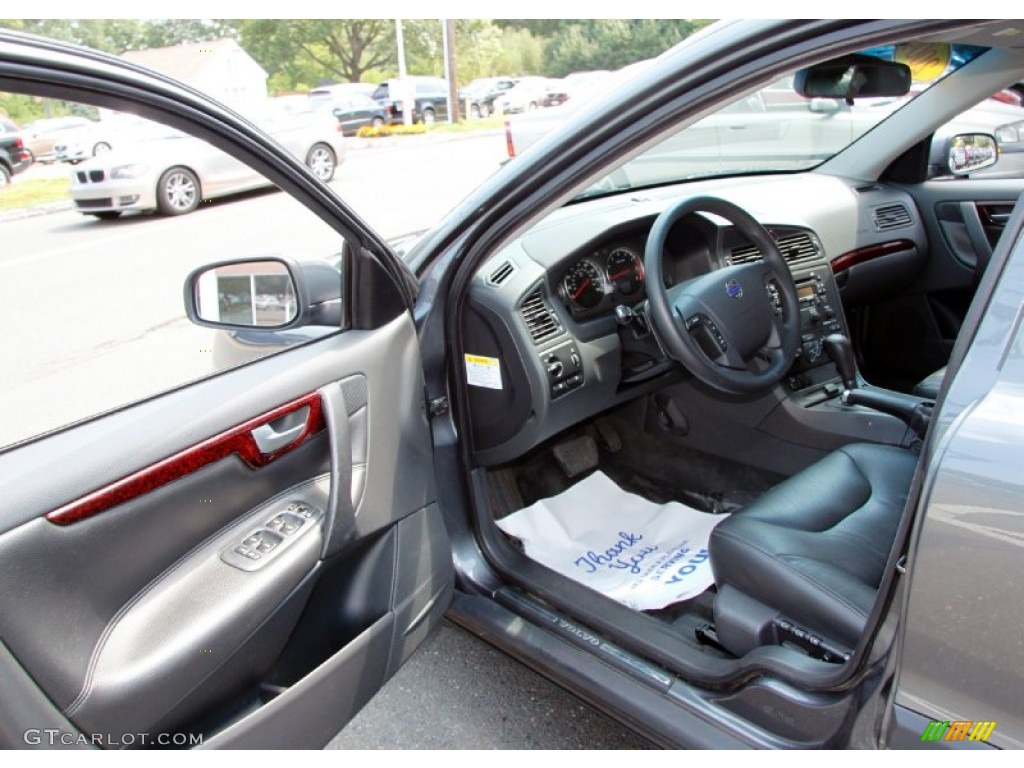 Graphite Interior 2004 Volvo V70 2.4 Photo #52675423