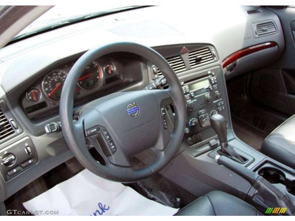 2004 Volvo V70 2.4 Graphite Dashboard Photo #52675435