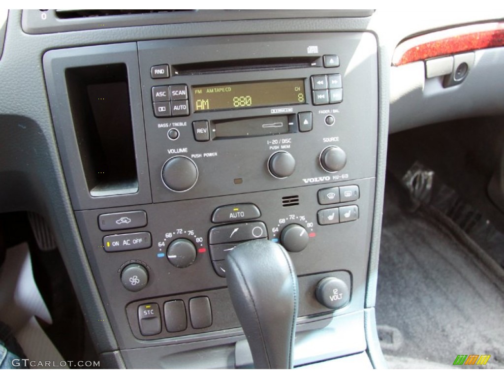 2004 Volvo V70 2.4 Controls Photo #52675483