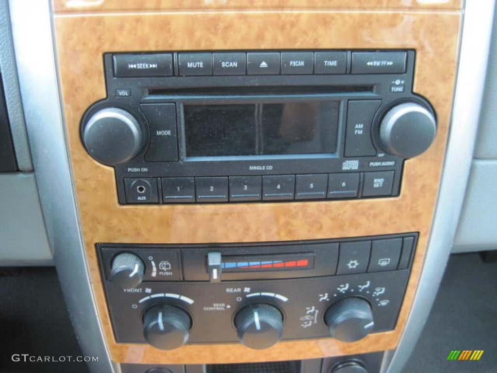 2007 Chrysler Aspen Limited 4WD Controls Photo #52683159