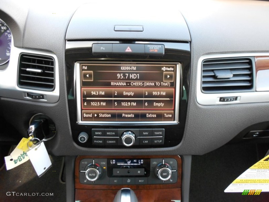 2012 Volkswagen Touareg TDI Lux 4XMotion Controls Photo #52704450