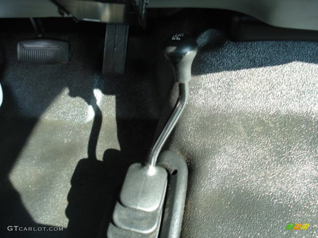 2003 F250 Super Duty XL Regular Cab 4x4 - Oxford White / Medium Flint Grey photo #21