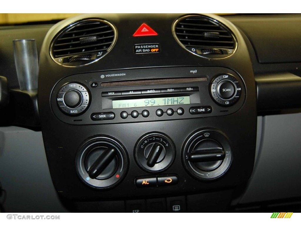 2007 Volkswagen New Beetle 2.5 Coupe Controls Photo #52714509