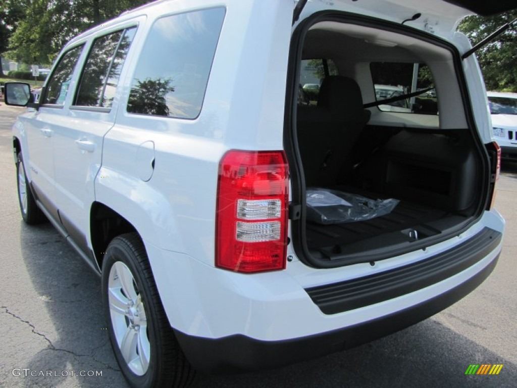 2011 Patriot Latitude - Bright White / Dark Slate Gray photo #8