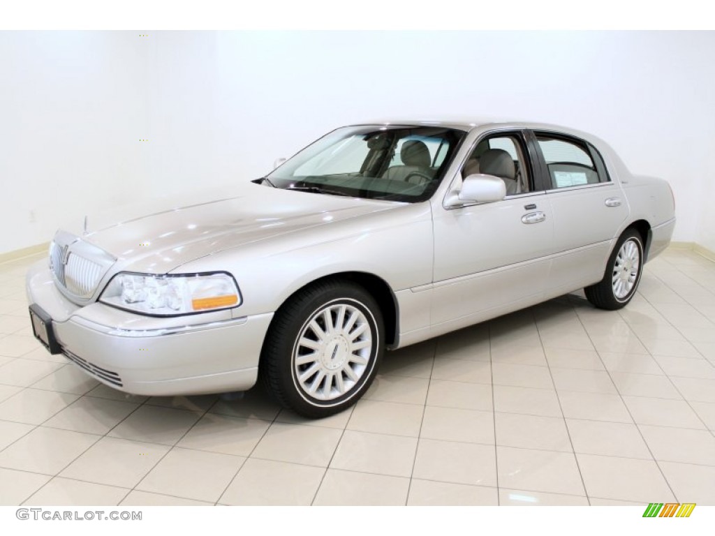 Silver Birch Metallic 2003 Lincoln Town Car Executive Exterior Photo #52718388