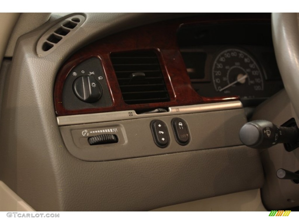2003 Lincoln Town Car Executive Controls Photo #52718448