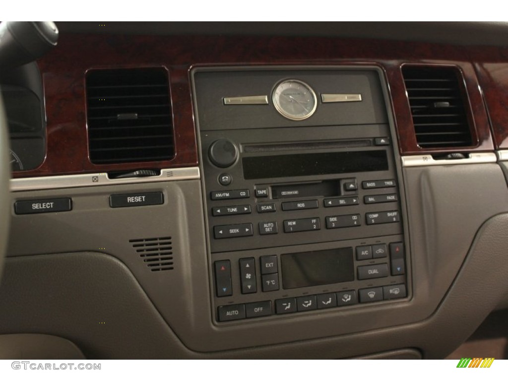 2003 Lincoln Town Car Executive Controls Photo #52718526