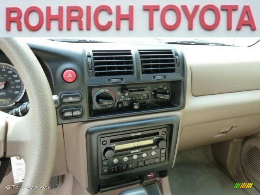 2004 Rodeo S 4WD - Excessive Red Mica / Beige photo #9