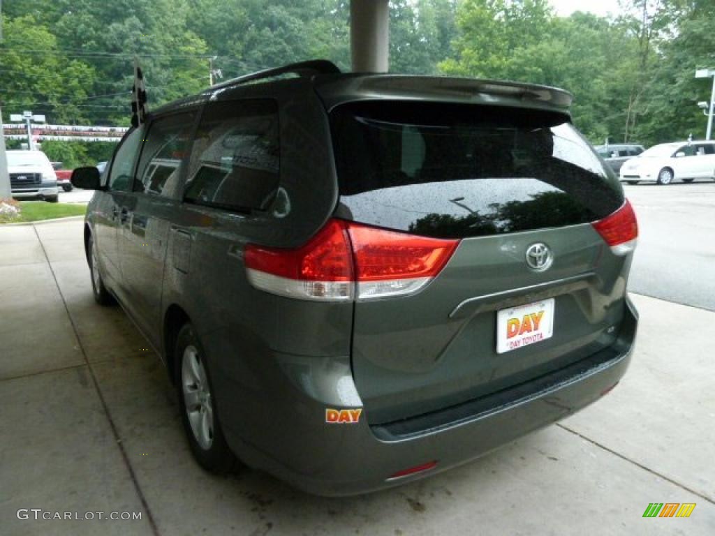 2011 Sienna LE - Cypress Green Pearl / Light Gray photo #4