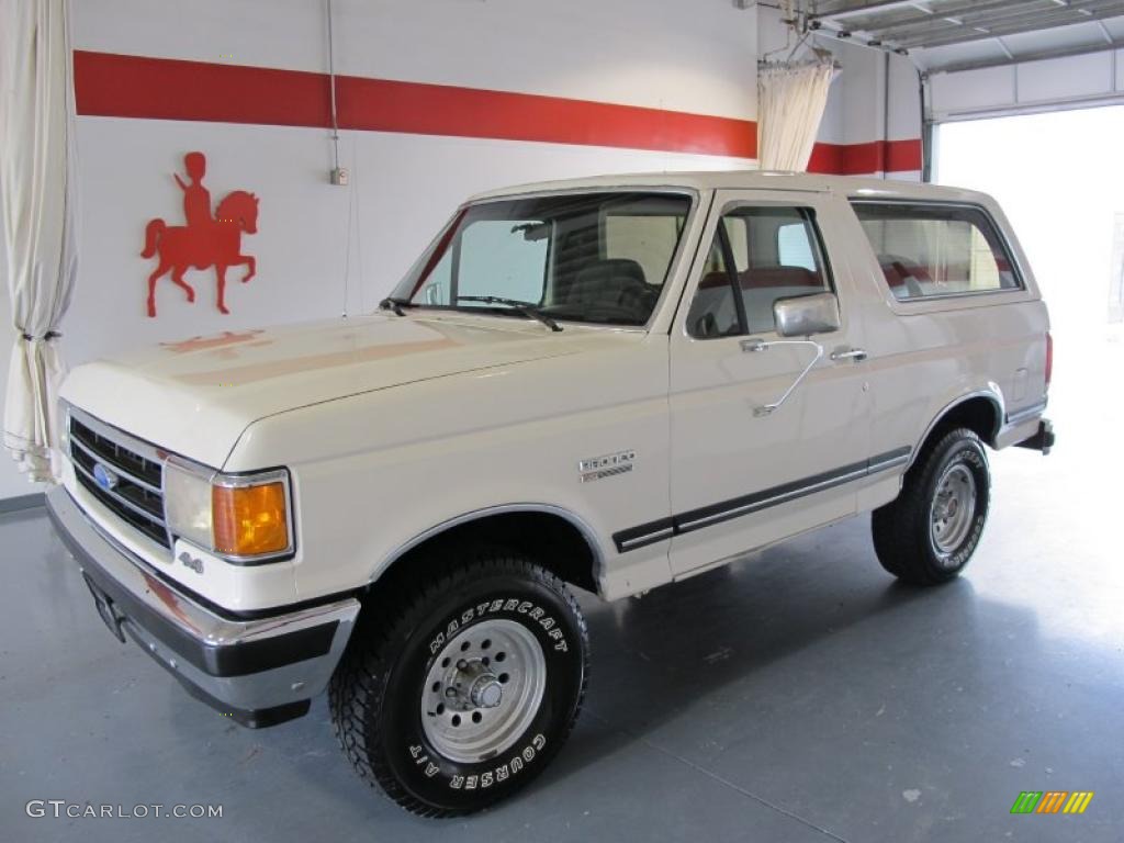 1990 Bronco XLT 4x4 - Colonial White / Dark Charcoal photo #1