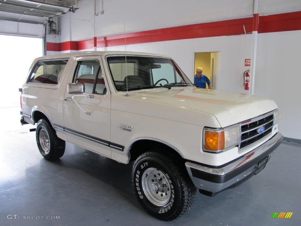 Colonial White 1990 Ford Bronco XLT 4x4 Exterior Photo #52740340