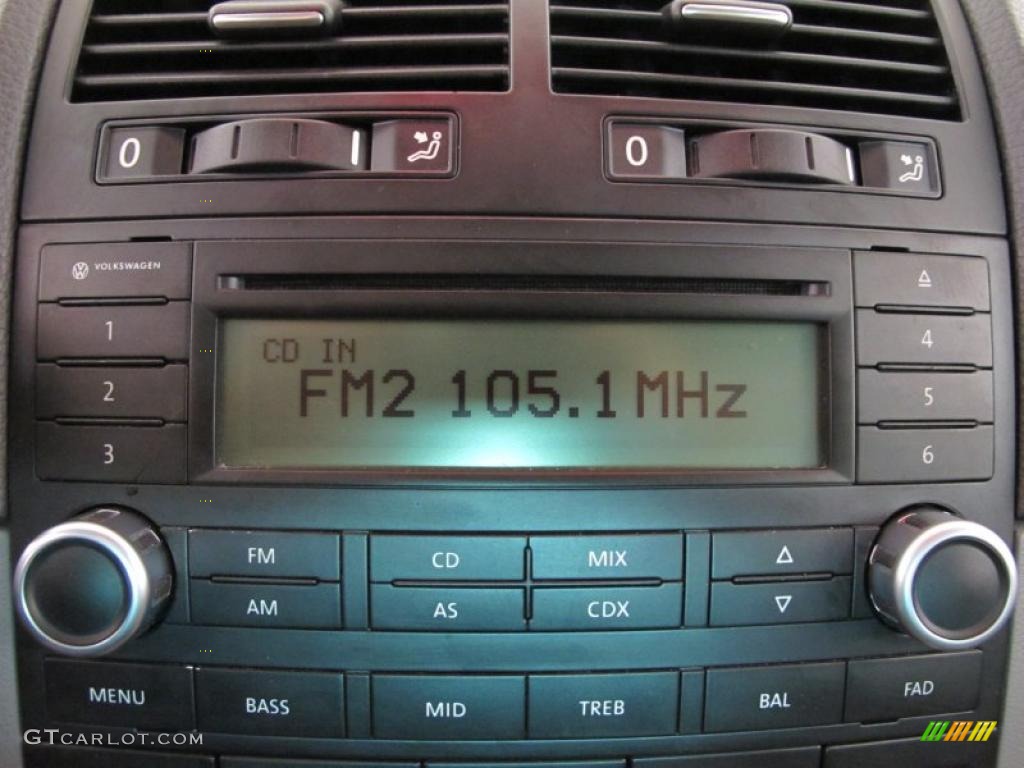 2005 Volkswagen Touareg V8 Controls Photo #52740962