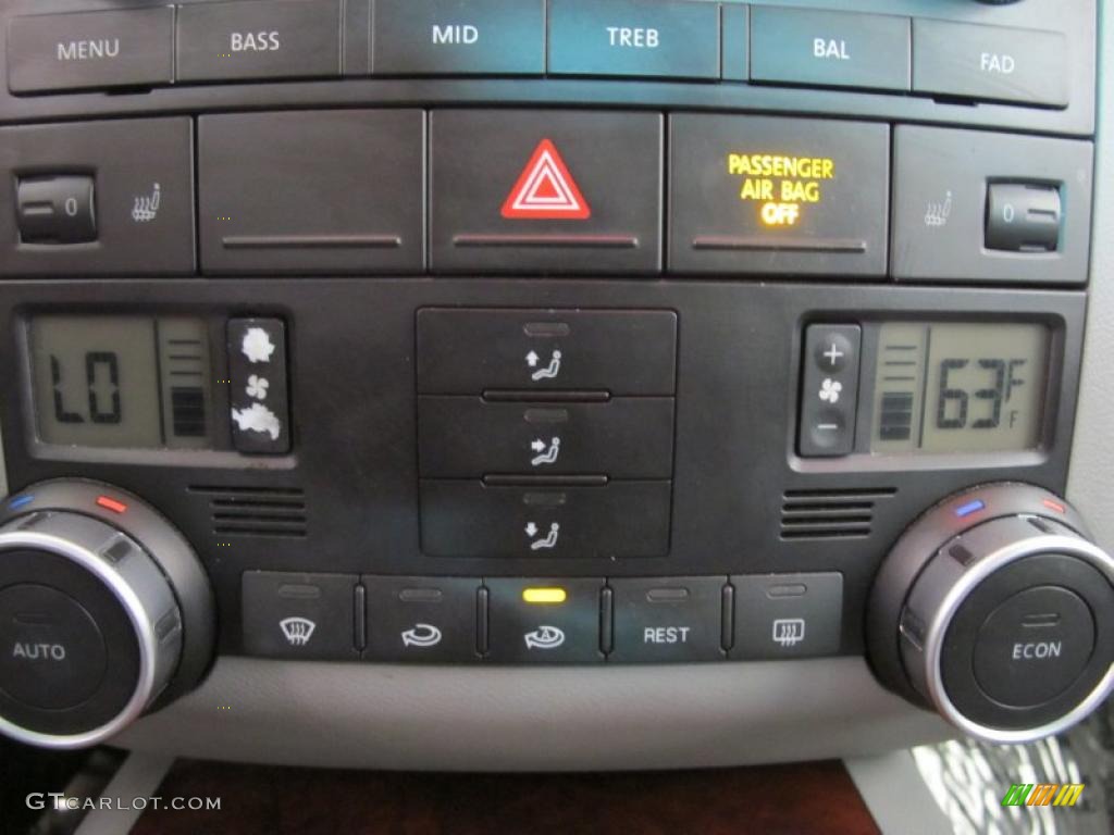 2005 Volkswagen Touareg V8 Controls Photo #52740976