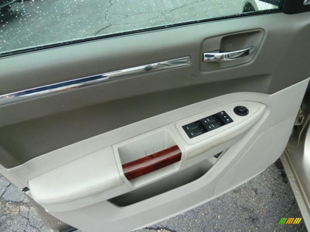2008 Chrysler 300 C HEMI AWD Dark Khaki/Light Graystone Door Panel Photo #52747296