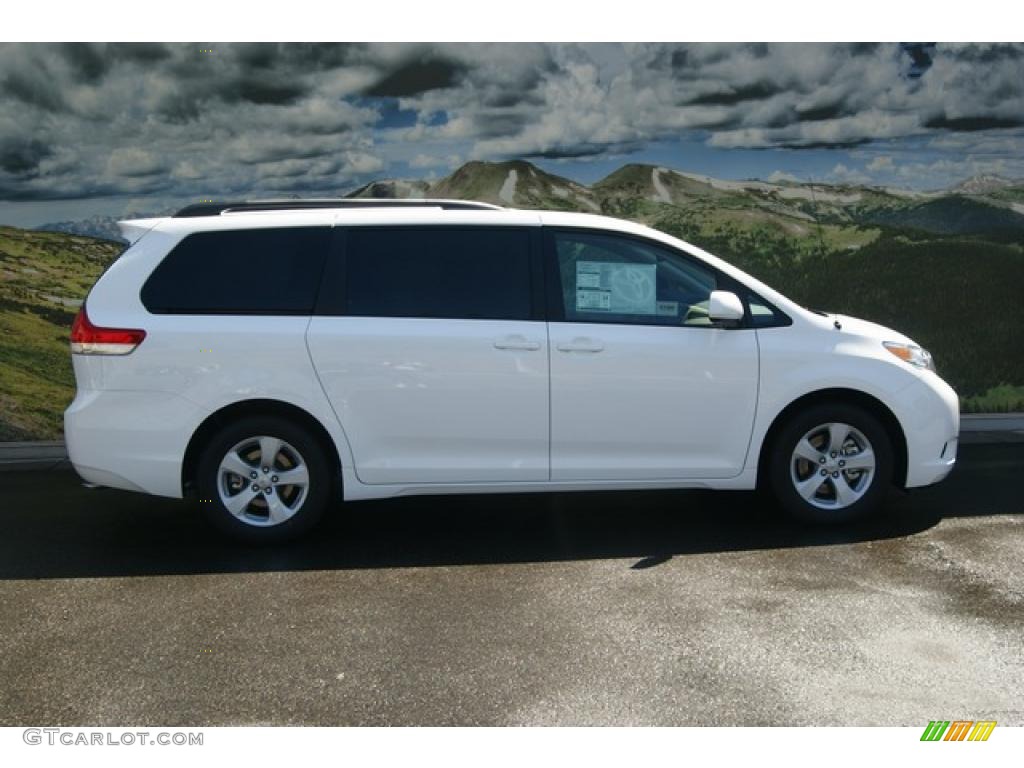 2011 Sienna LE - Super White / Light Gray photo #2