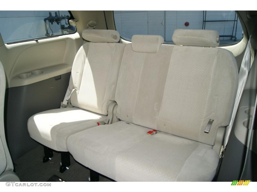 2011 Sienna LE - Super White / Light Gray photo #9