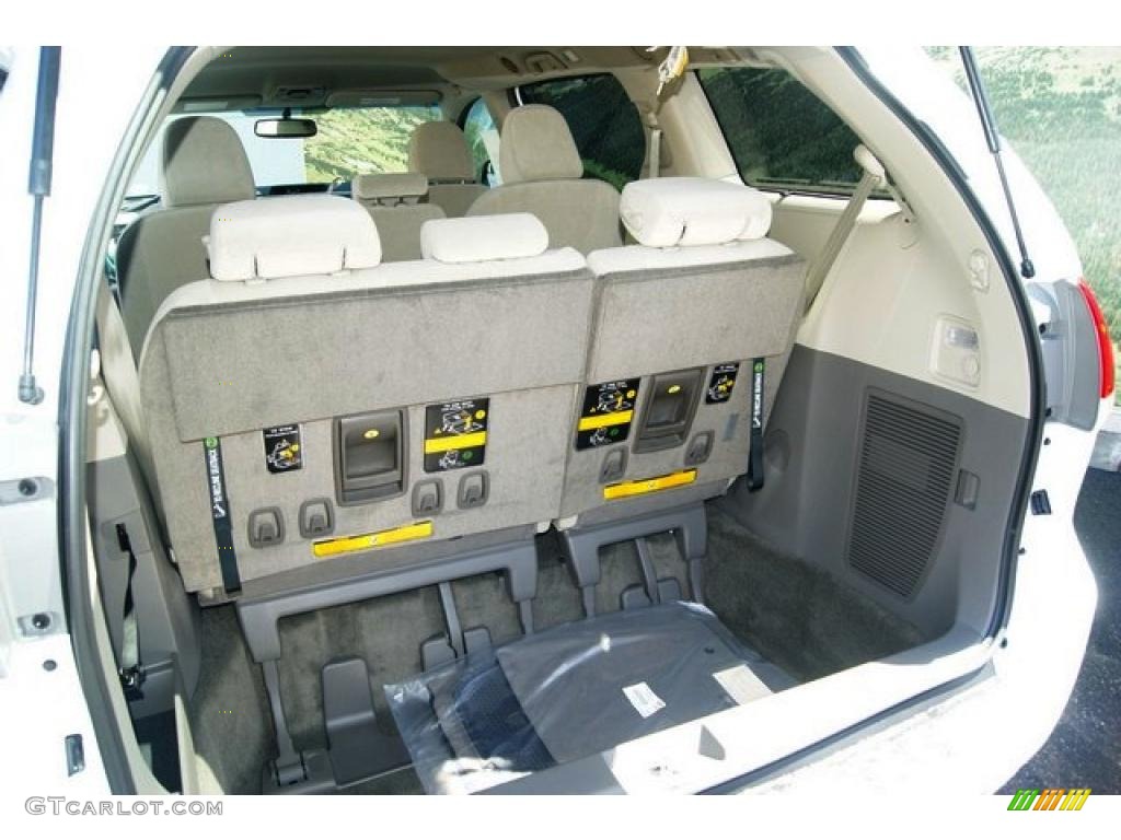 2011 Sienna LE - Super White / Light Gray photo #10