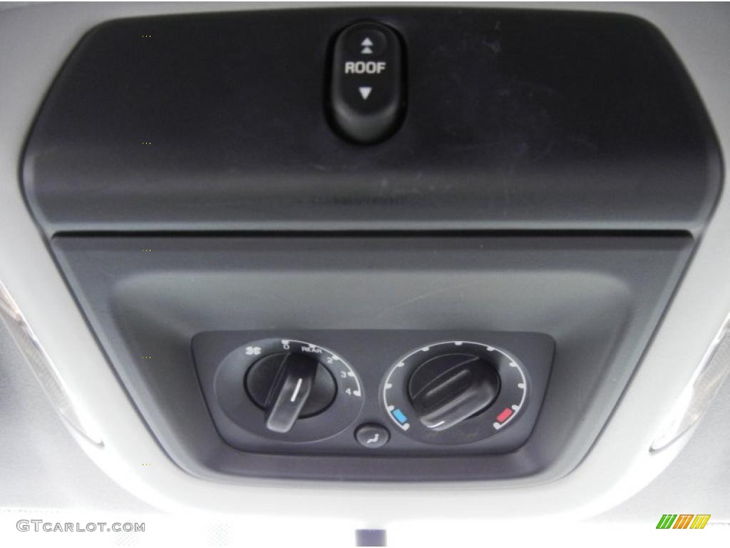 2004 Ford Expedition XLT Controls Photo #52767712