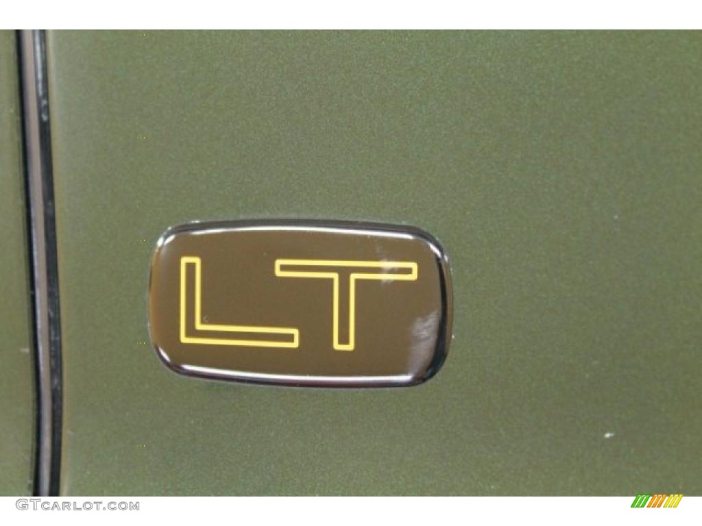 2002 Chevrolet Suburban 1500 LT 4x4 Marks and Logos Photos