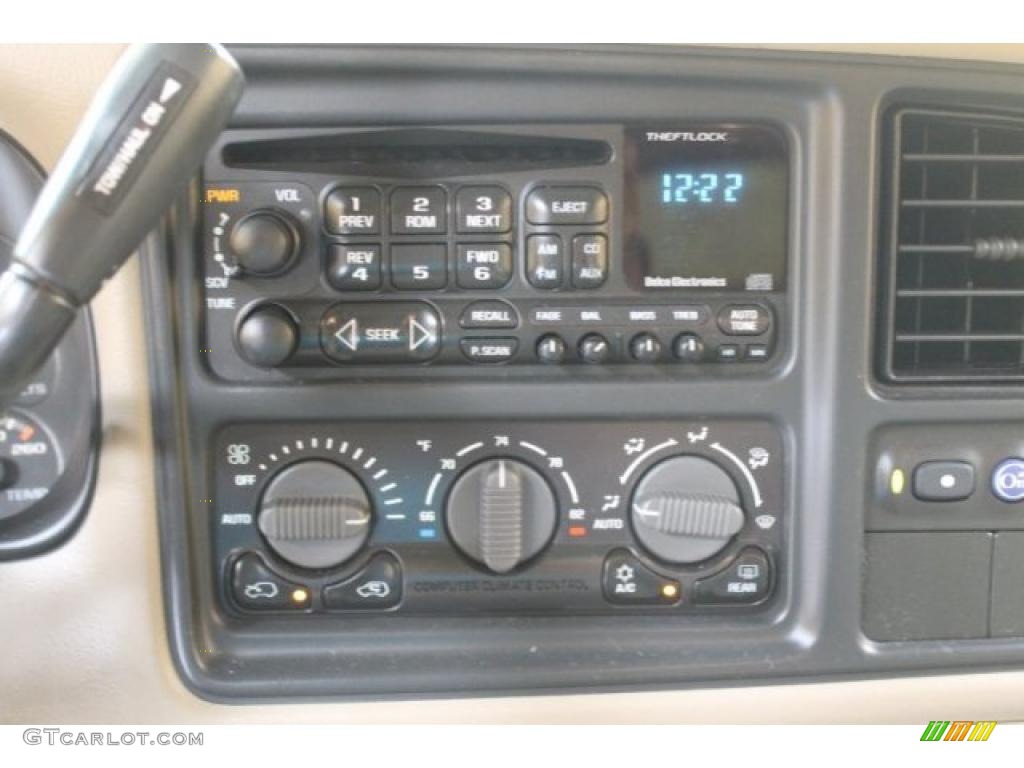 2002 Chevrolet Suburban 1500 LT 4x4 Audio System Photos