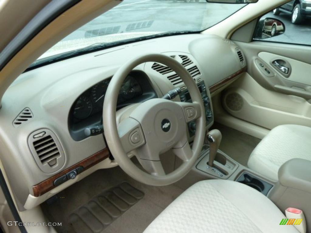 2005 Malibu Sedan - Light Driftwood Metallic / Neutral Beige photo #12