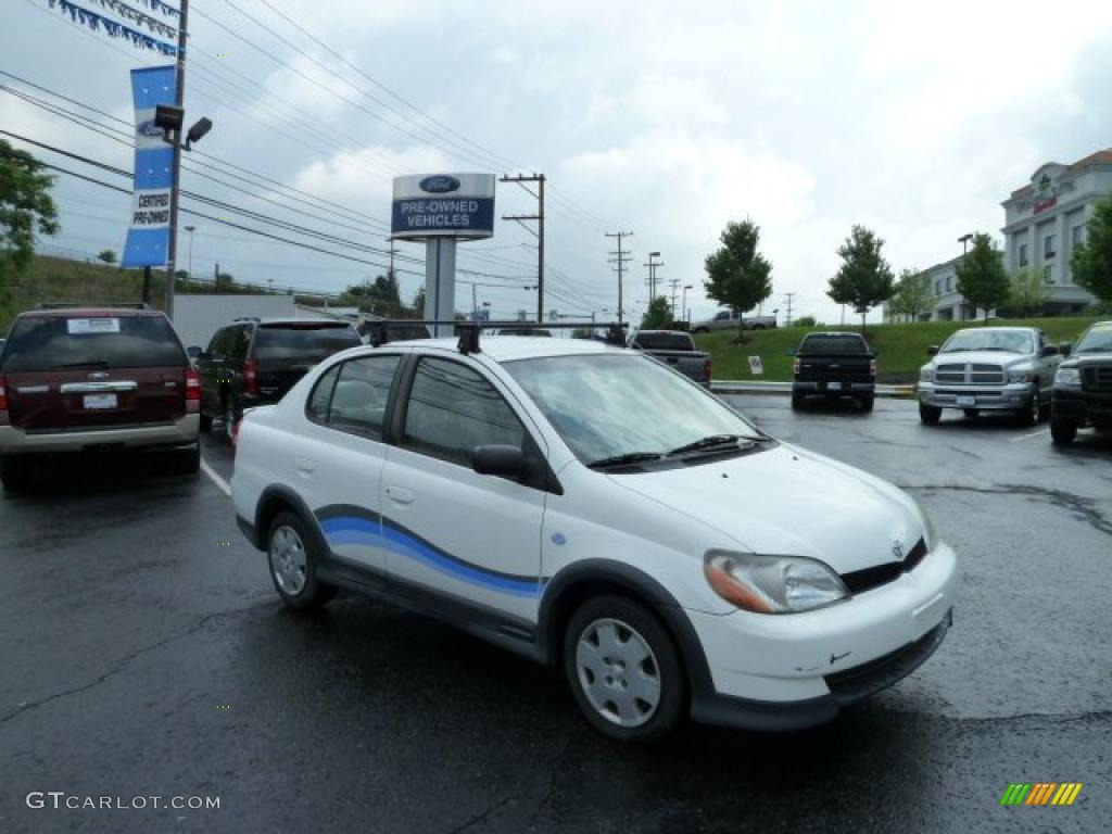 2001 ECHO Sedan - Super White / Shadow Gray photo #1