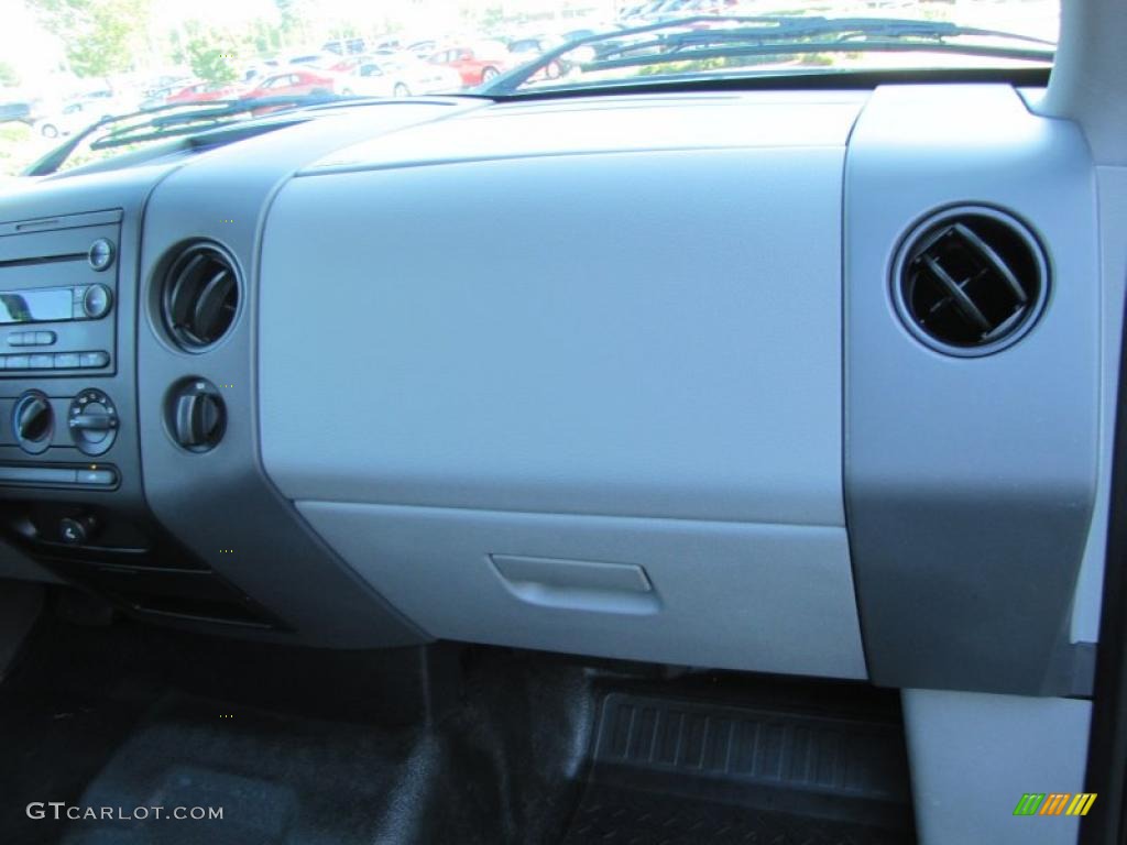 2005 F150 STX SuperCab - Black / Medium Flint Grey photo #19