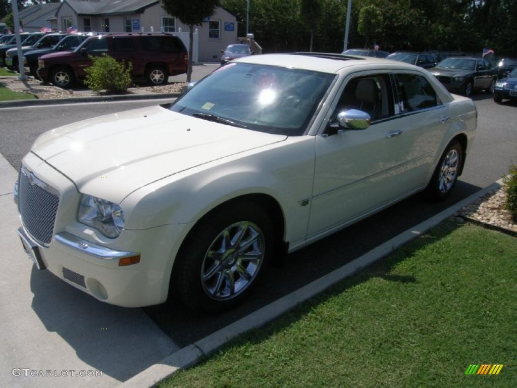 2005 300 C HEMI - Cool Vanilla / Dark Slate Gray/Light Graystone photo #1