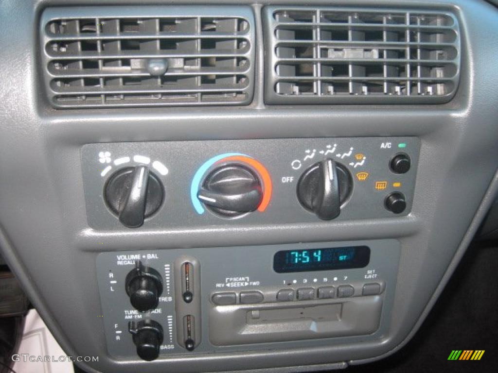1999 Chevrolet Cavalier Coupe Controls Photo #52804444