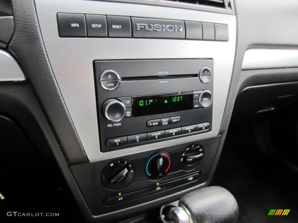 2008 Fusion SE V6 - Vapor Silver Metallic / Charcoal Black/Red photo #31