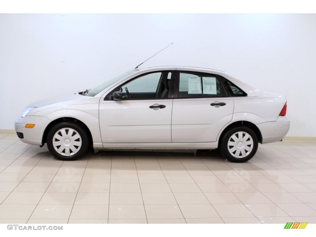 2005 Focus ZX4 SE Sedan - CD Silver Metallic / Dark Flint/Light Flint photo #4