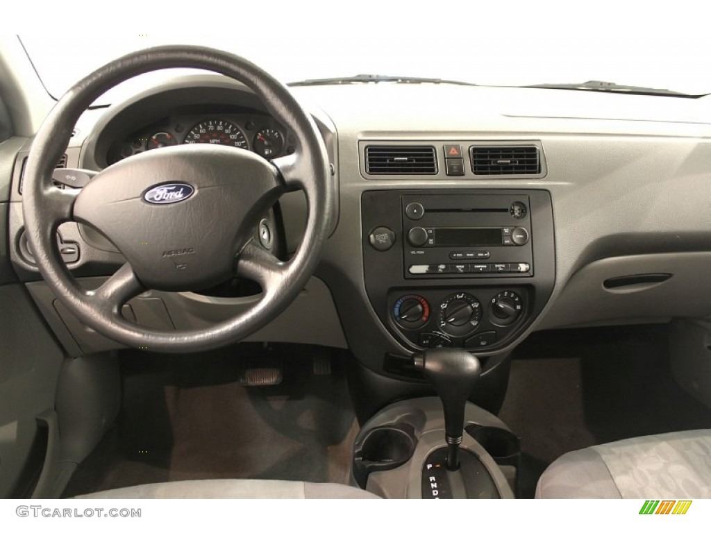 2005 Focus ZX4 SE Sedan - CD Silver Metallic / Dark Flint/Light Flint photo #14