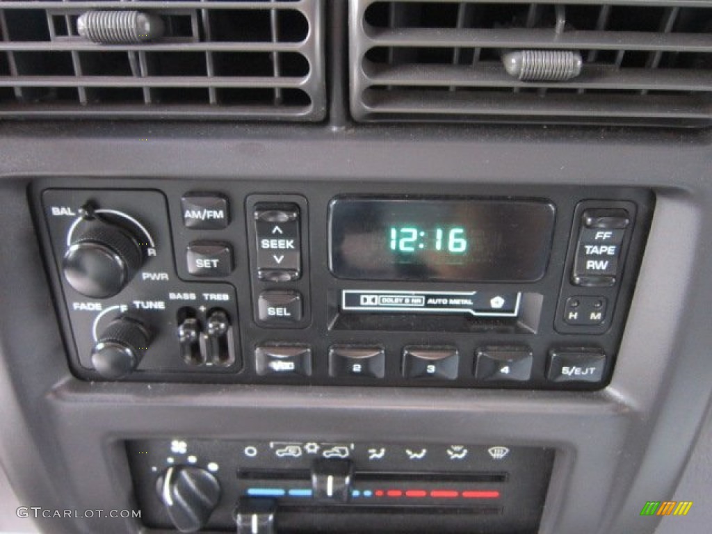 1997 Jeep Wrangler SE 4x4 Audio System Photo #52825367