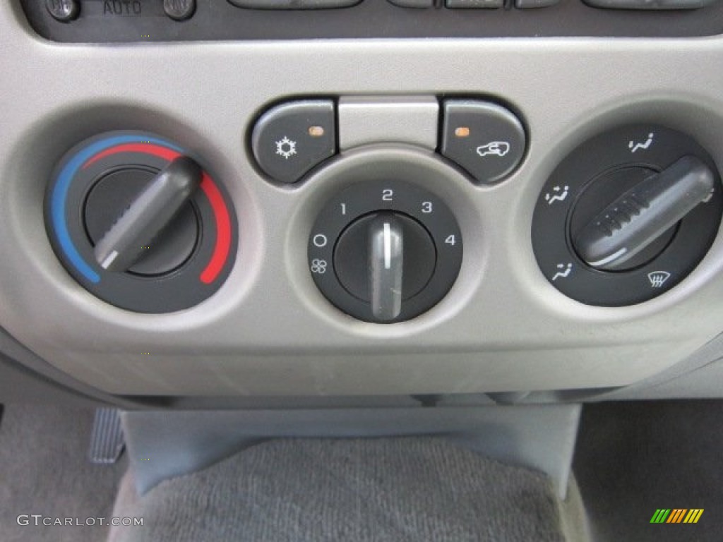 2005 Chevrolet Colorado LS Extended Cab Controls Photo #52826912