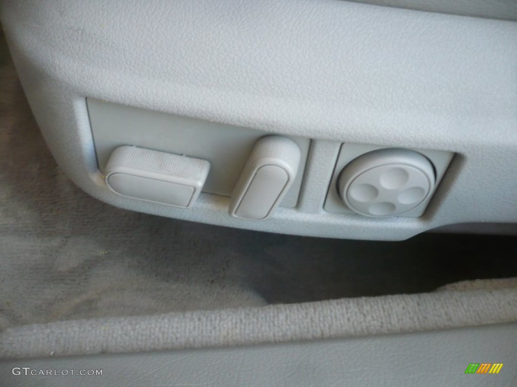 2002 Audi A6 2.7T quattro Sedan Controls Photo #52831013