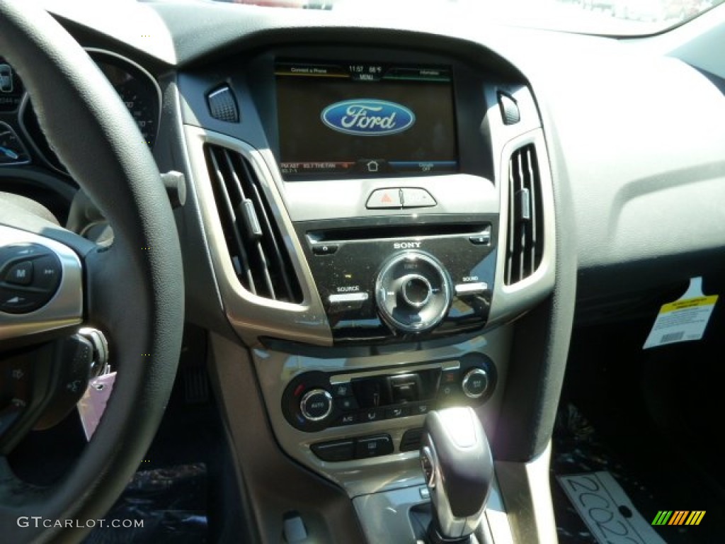 2012 Focus SE 5-Door - Oxford White / Charcoal Black photo #13