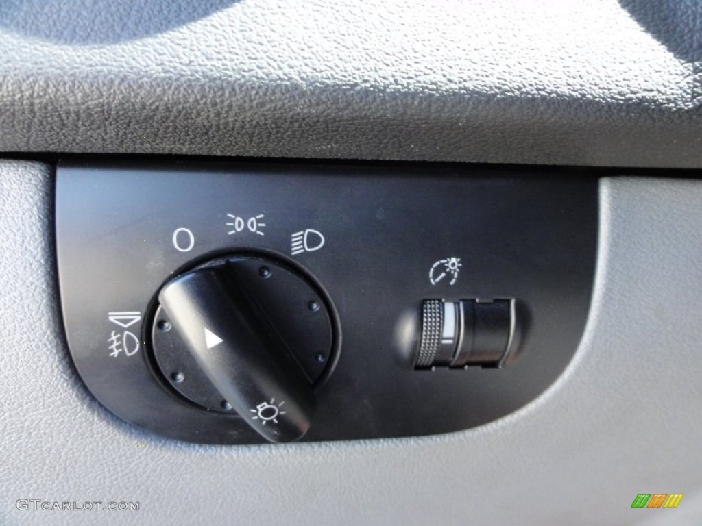 2005 Audi TT 1.8T Coupe Controls Photo #52845486