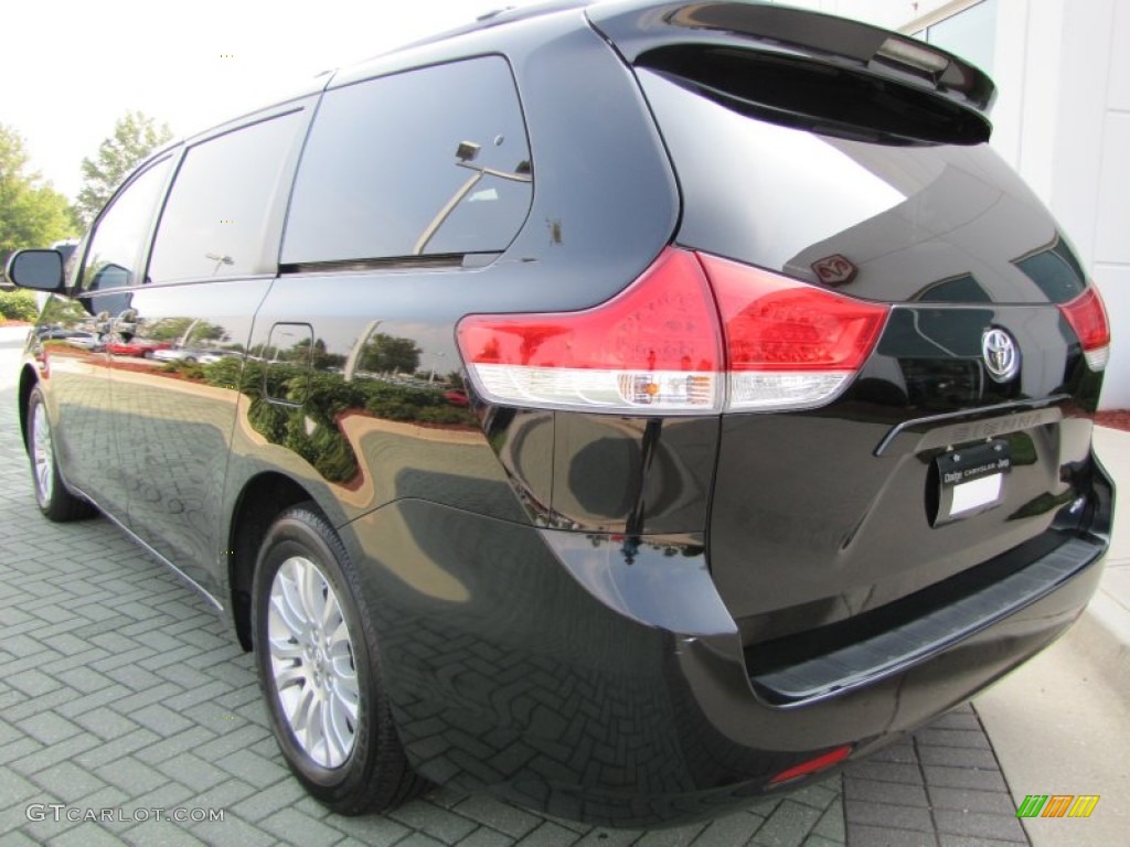 2011 Sienna XLE - Black / Light Gray photo #3