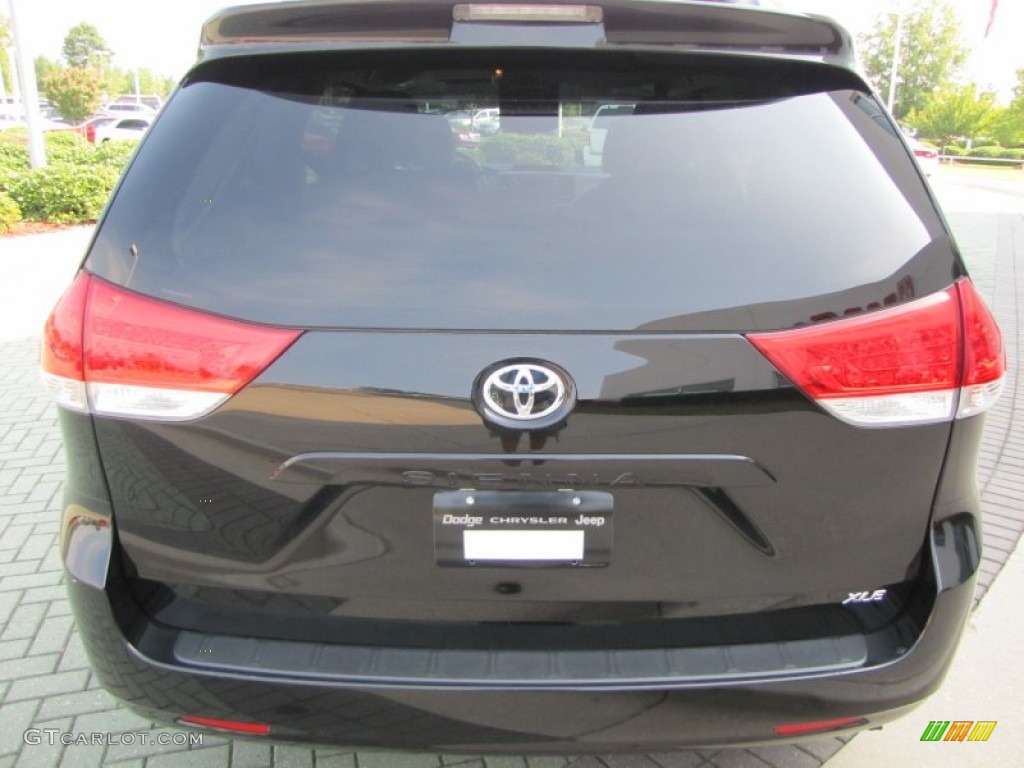 2011 Sienna XLE - Black / Light Gray photo #4