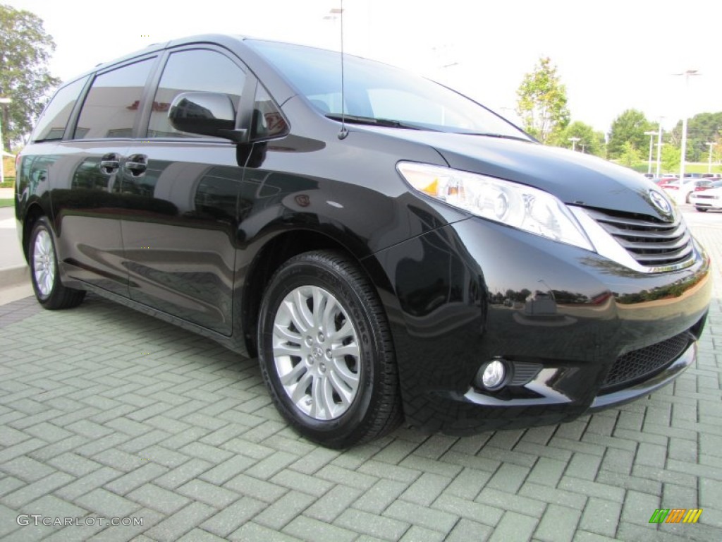 2011 Sienna XLE - Black / Light Gray photo #7